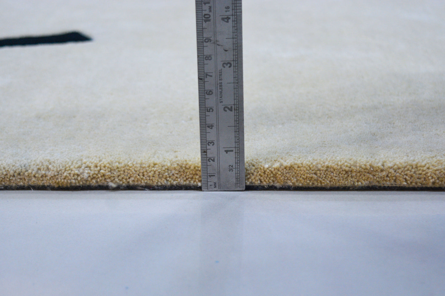 showing pile height of Hojet hand tufted wool area rug