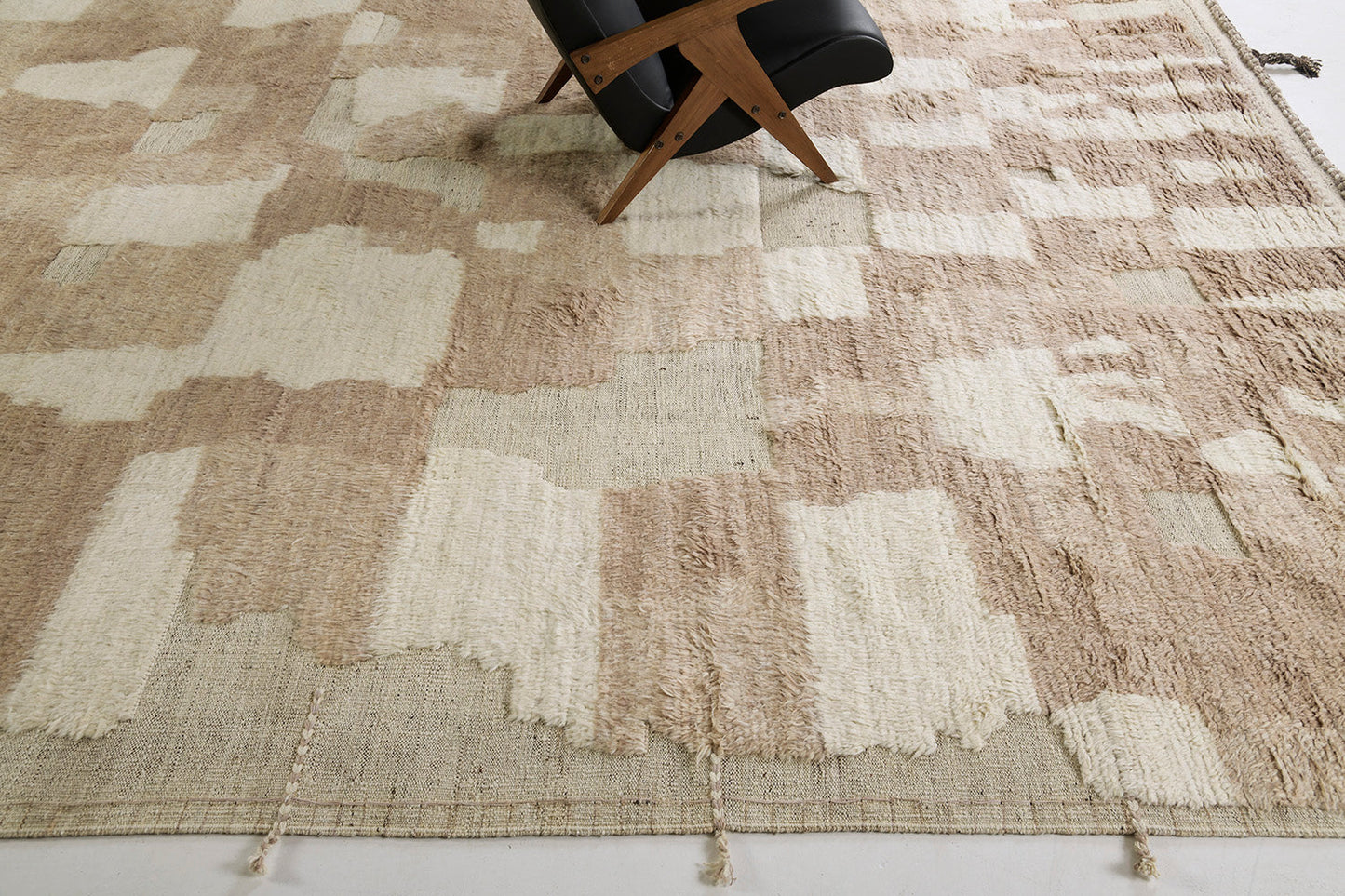 handmade beige wool and jute rug close view