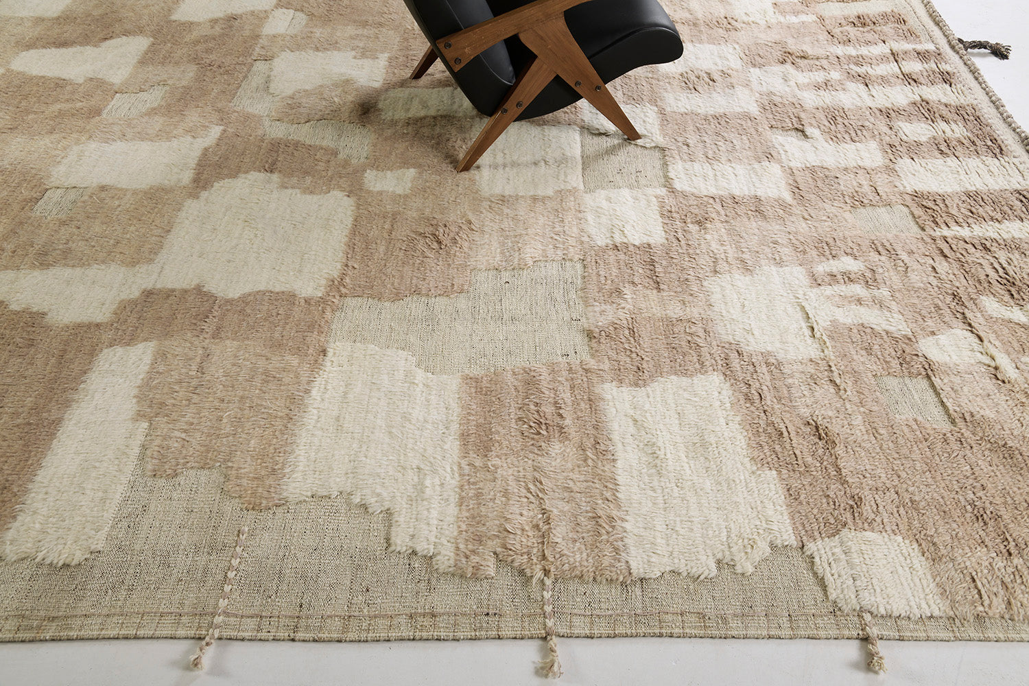 handmade beige wool and jute rug close view