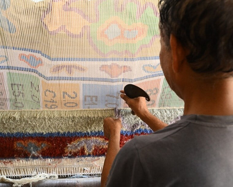 weaving hand knotted carpet