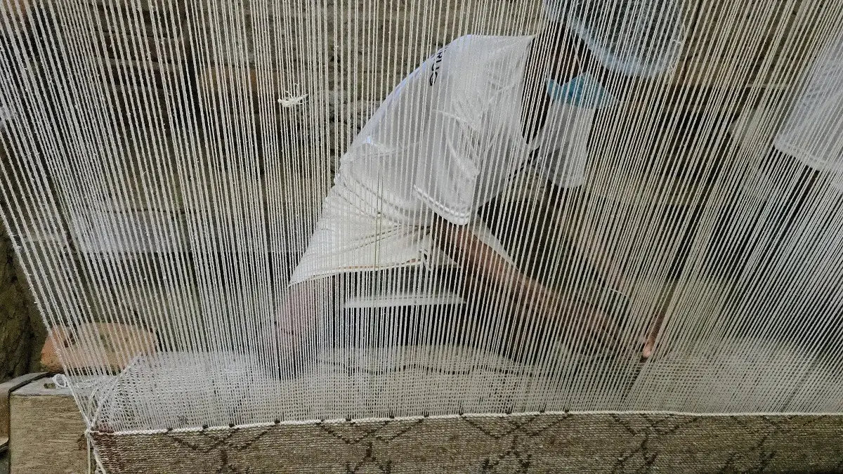 hand knotted rug making on loom