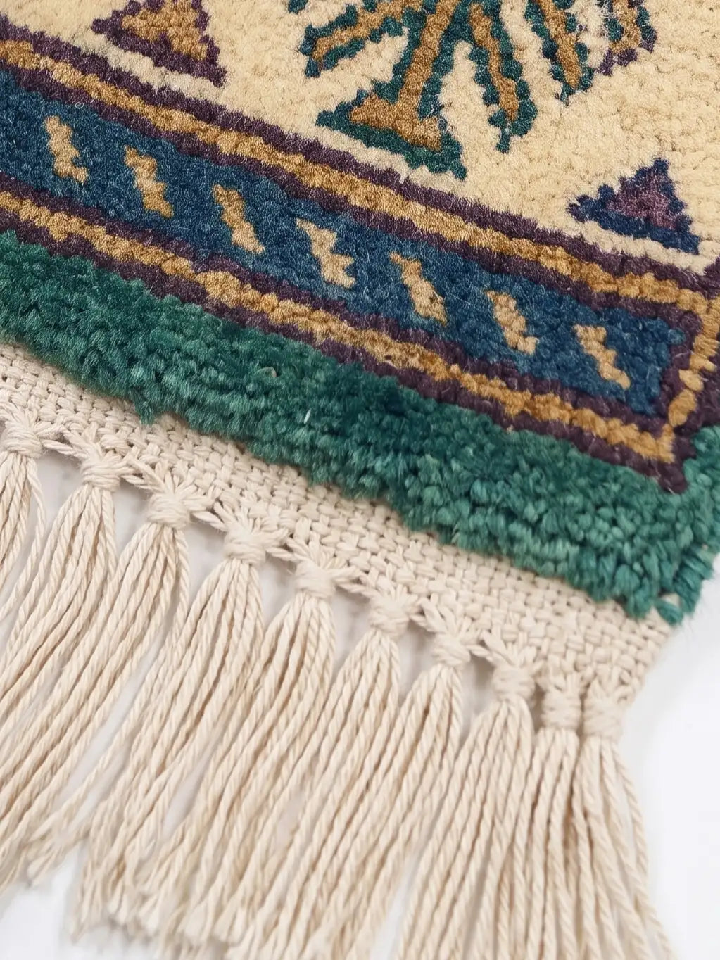 hand knotted runner rug edge fringes